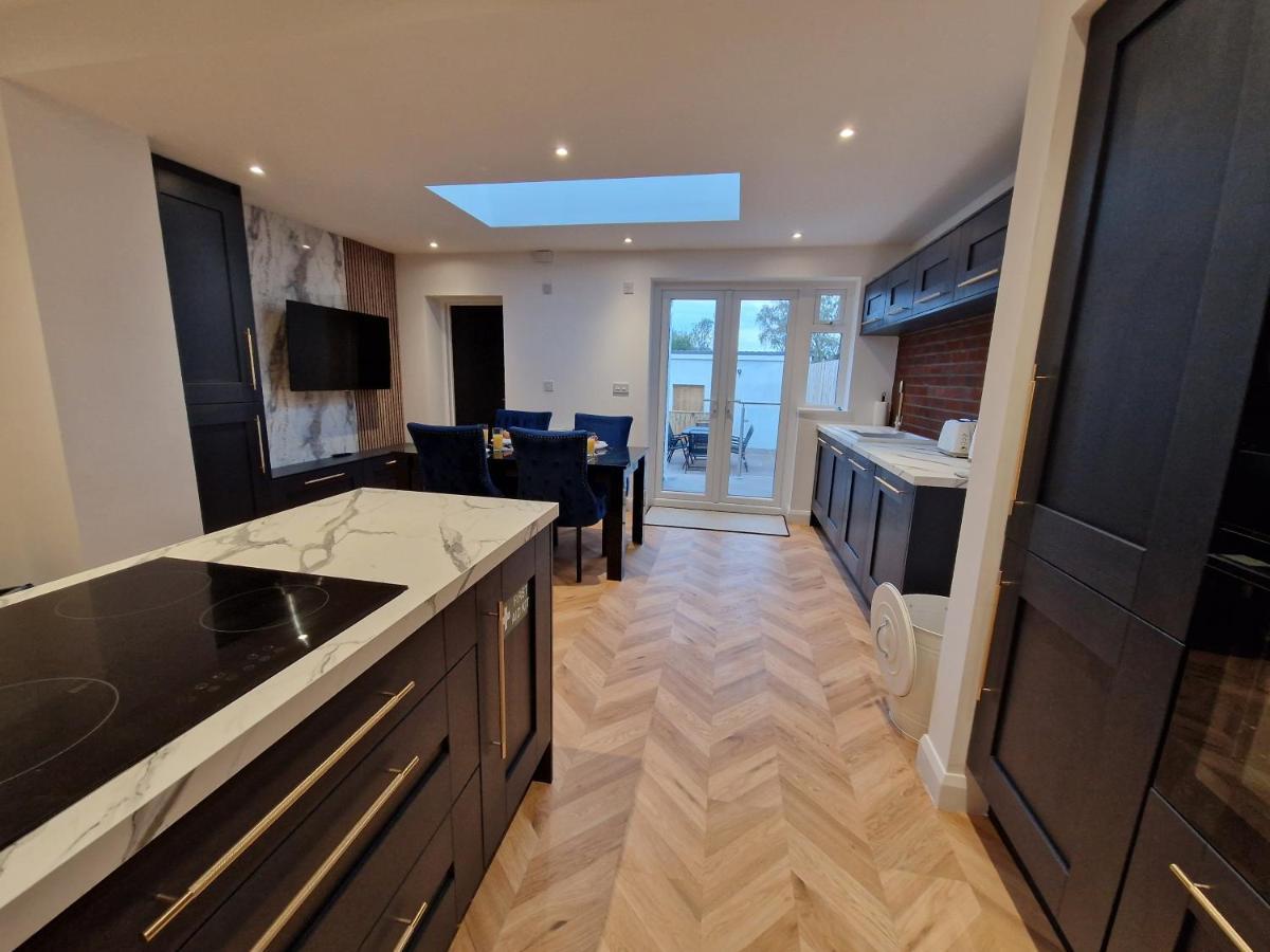 3 Bedroom Stylish Home Merthyr マーサー・ティドビル エクステリア 写真